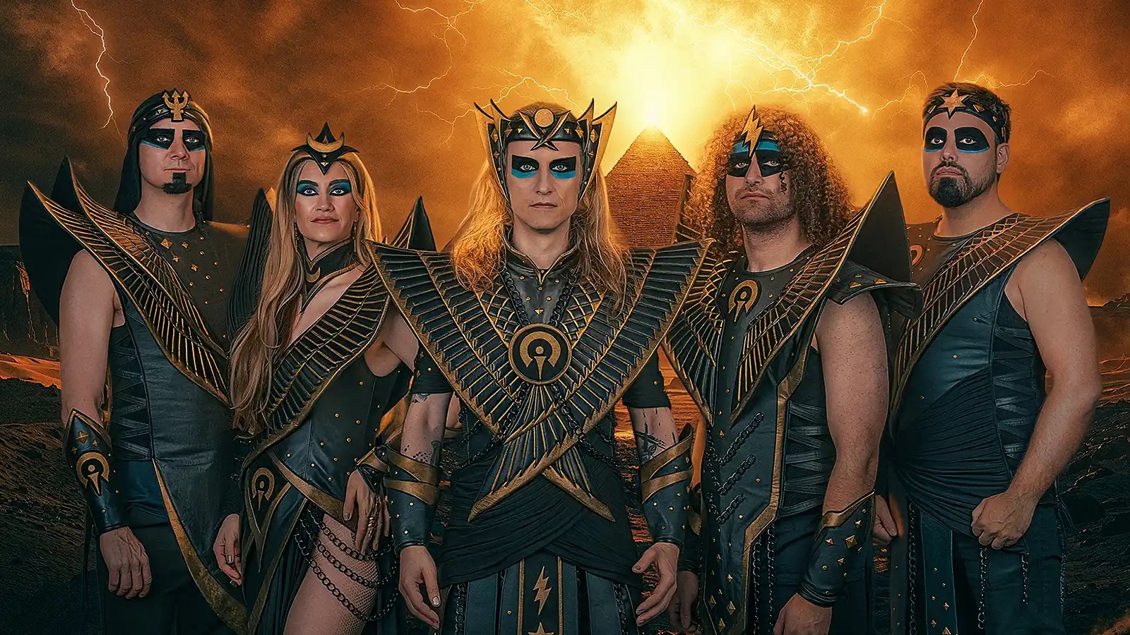AEON GODS mit Patrick Hesse, rechts im Bandfoto
